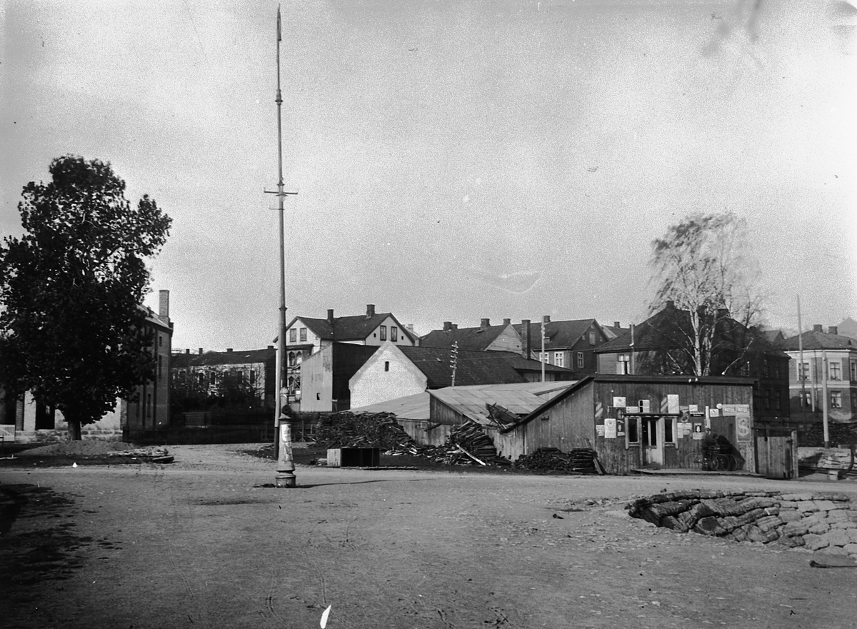 Hans Emil Erichsen, Hamar Brygge med pakkhus og ekspedisjon. Bebyggelsen i Vestbyen i bakgrunn.