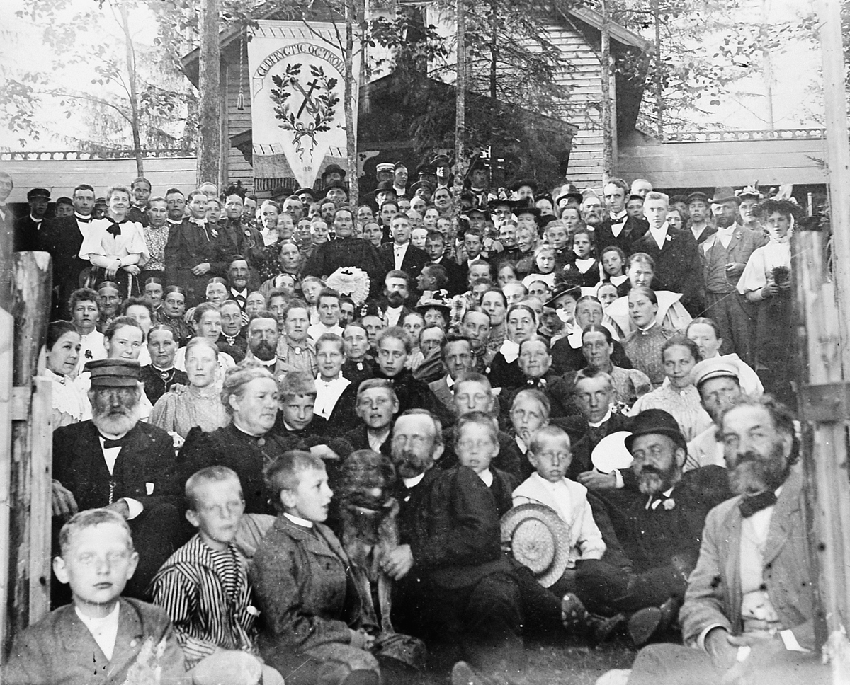 Hans Emil Erichsen, Stor forsamling på Ly, Jessnes. Ly var sommerhuset til Hans Emil Erichsen og ble innviet i 1896 med besøk av Hamar Ynglingeforening og konfirmanforening.
