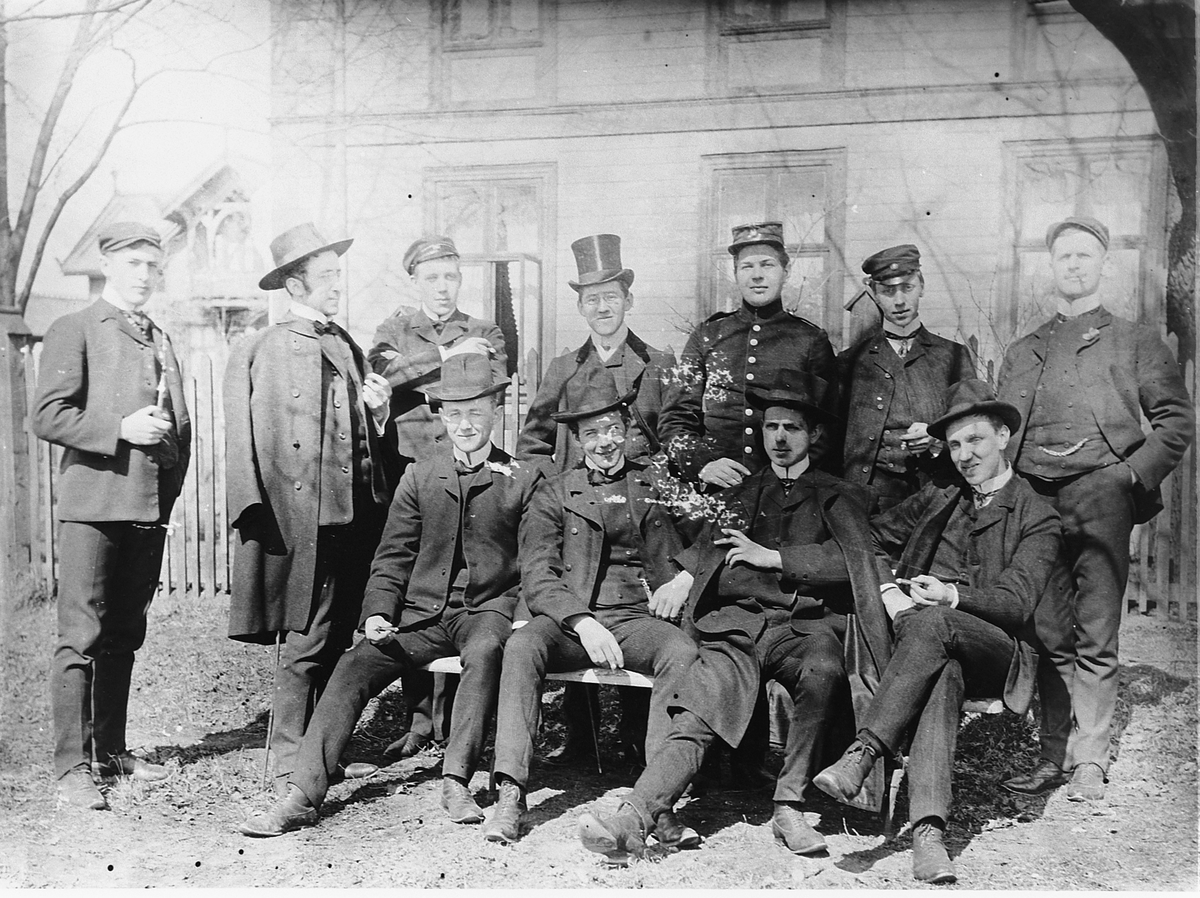 Hans Emil Erichsen, Gruppe ukjente menn.