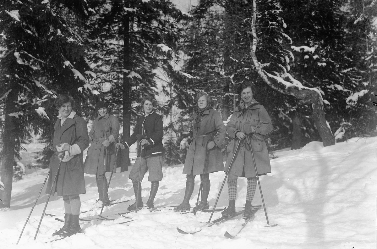 Oscar Løberg, FRA VENSTRE LAURA BLYSTAD, LOTTE LØBERG, ASTRID PETTERSEN, JOHANNE KRISTIANSEN, EDITH ERIKSEN, 1925