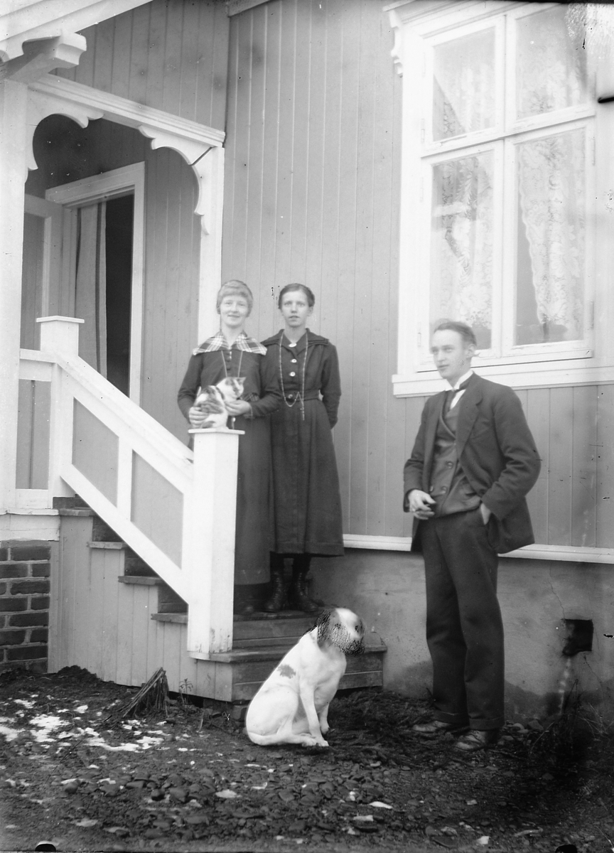 Oscar Løberg, F. V. LOUISE SANNERUD, FØDT SAMSING, MARGIT MARTINSEN, ERLING SANNERUD. FORAN HUNDEN BLANSCE. BILDET ER TATT CA. 1918 PÅ FREMSTAD HOS KJØPMANN ERLING SANNERUD.