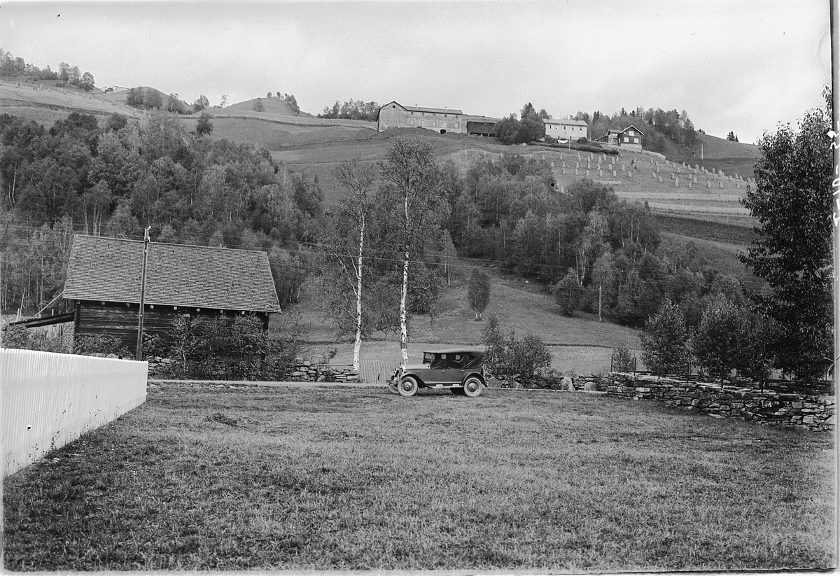 Simen Baardseth, Kulturlandskap. En bil parkert ved en gård.