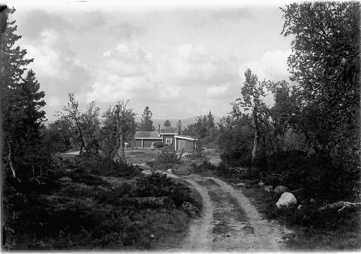 Simen Baardseth, Ei hytte på fjellet med en bil parkert utenfor.