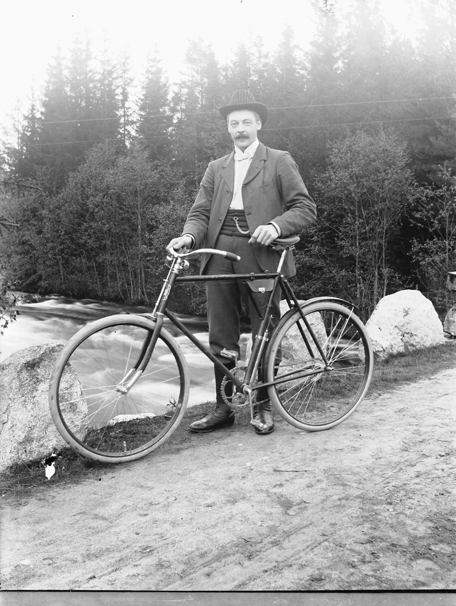 Simen Baardseth, Ingvald Grønvold? med sykkel.
