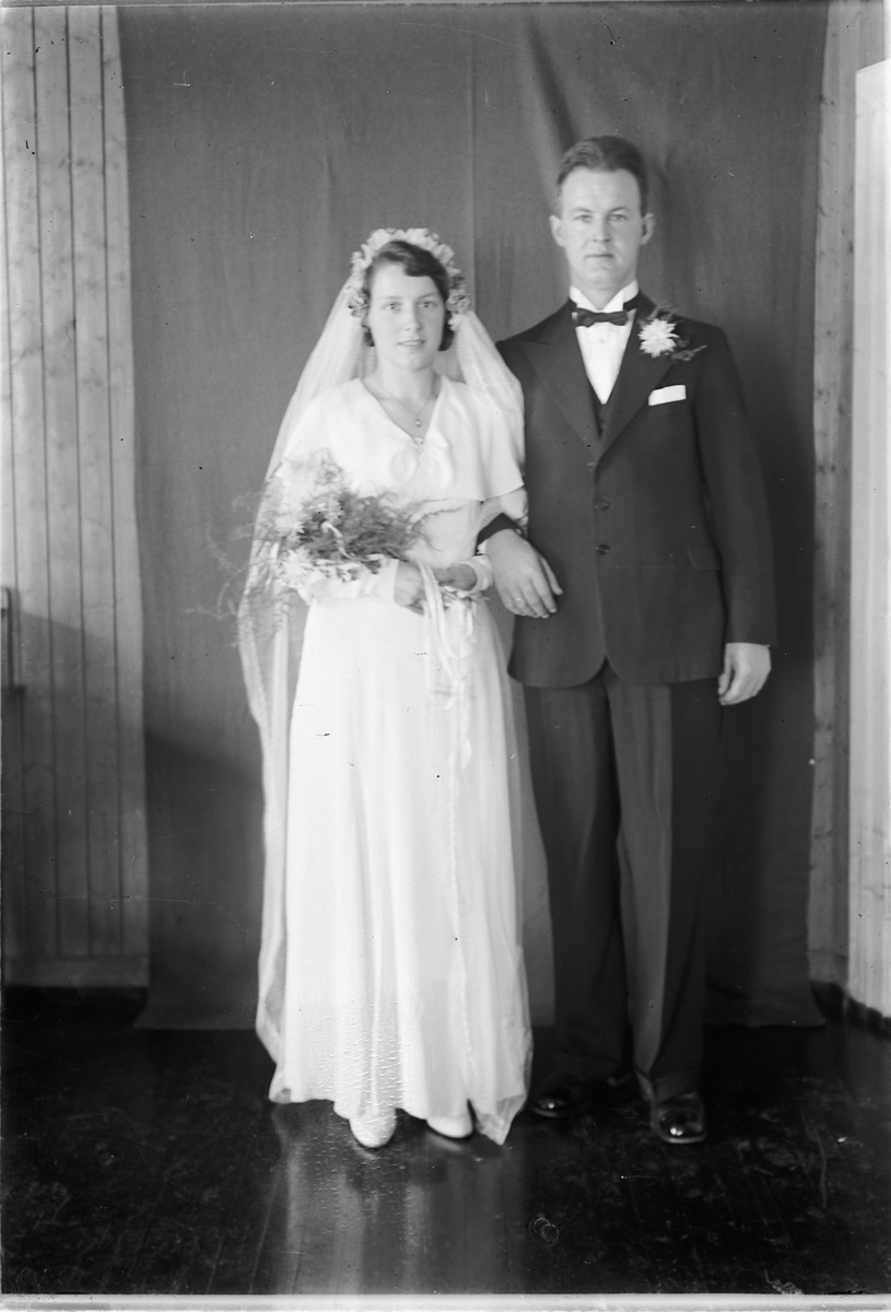 Simen Baardseth, Bryllup. Brudepar Peder og Ingeborg Simensen. Han var handelsbestyrer på Ring Koop. Ringsaker.
