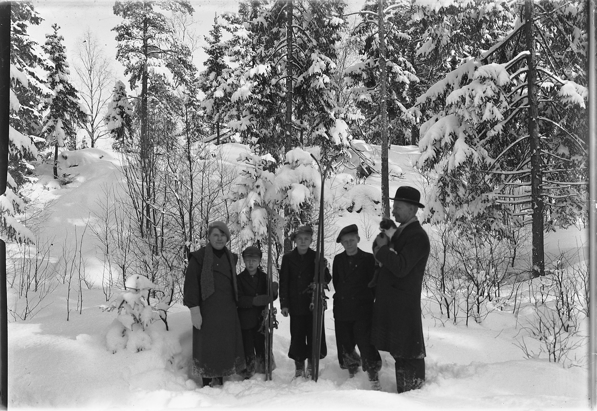 Simen Baardseth, Eksteriør, skog. F. v. Ingeborg Høiby, Svein, Kjell, Hermann og Johan Hermansson. Han var rørlegger fra Sverige.