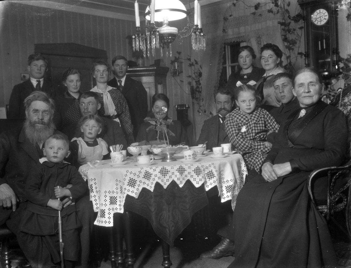 Kristian Heramb, Gr. 15. Familieportrett i stua, Heramb i Ringsaker, julen 1917. Andreas Heramb sittende t. v.