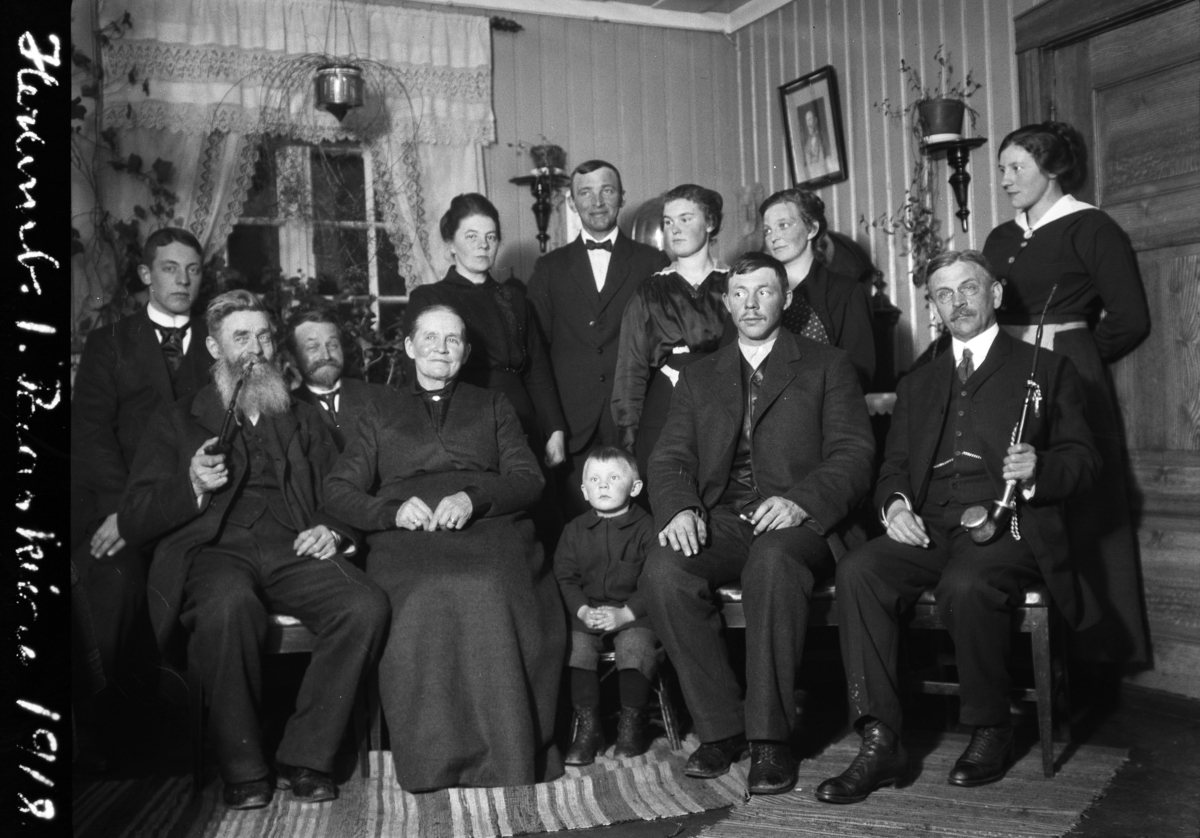 Kristian Heramb, Gr. 12. Familieportrett i stua, Heramb, påsken 1918. Nr 2 f. v. er Andreas Heramb.