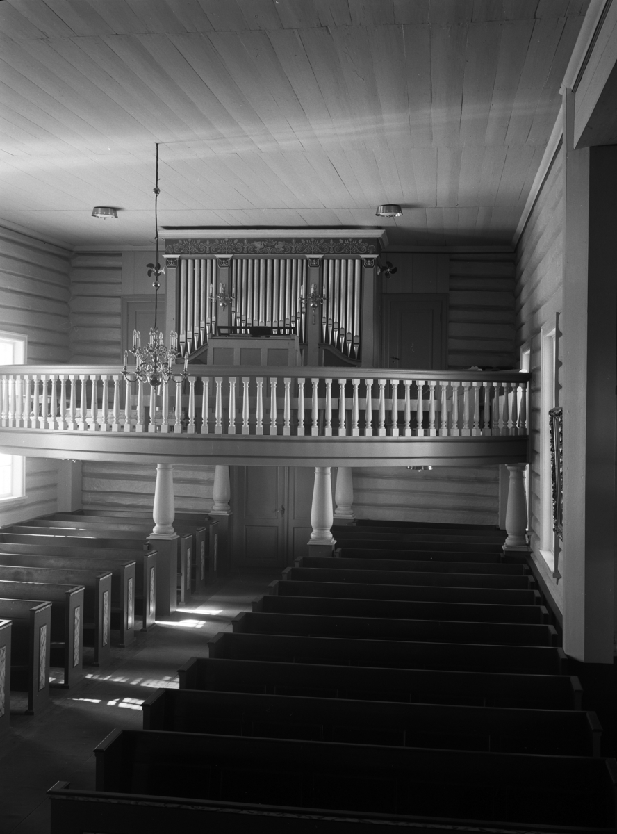 Kristian Heramb, Veldre kirke i Ringsaker. Koret og orgelet.