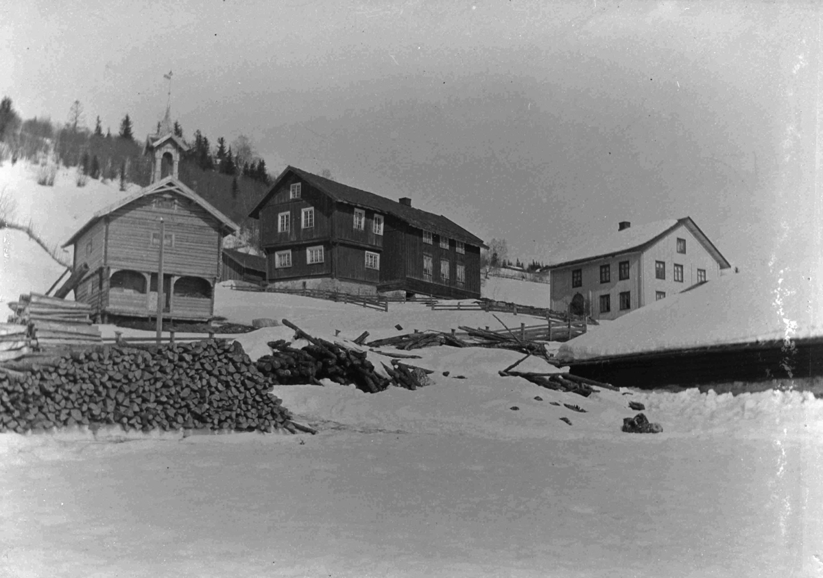 Ole Hansen Løken, BOLSTAD GARD, RUDSHØGDA i Ringsaker. BYGNINGEN MIDT PÅ BILDET, BOLSTADBYGNINGEN, INNKJØPT TIL HEDMARKMUSEET I 1913 OG GJENREIST PÅ MUSEET 1915