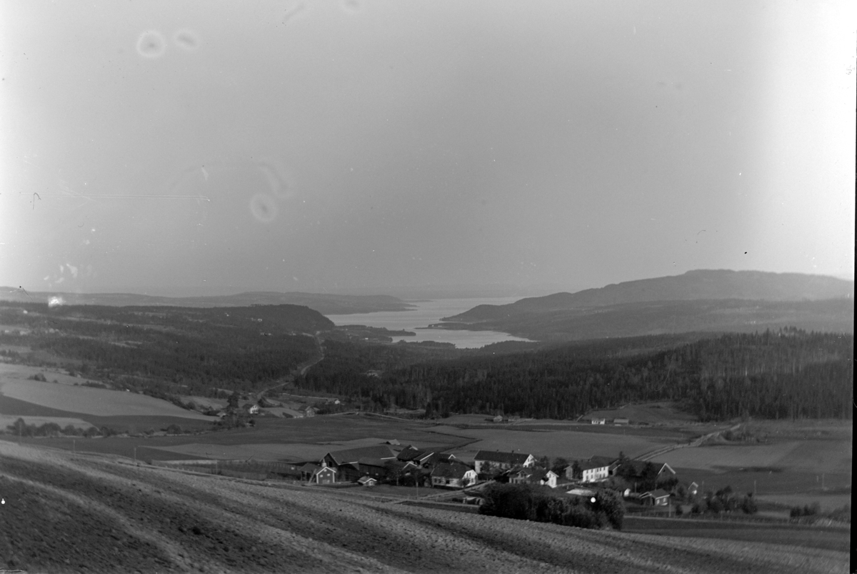 Ole Hansen Løken, LANDSKAP, VELDRE, RUDSHØGDA, Ringsaker, LØKEN ØSTRE, VESTRE. Bunnefjorden i bakgrunnen.