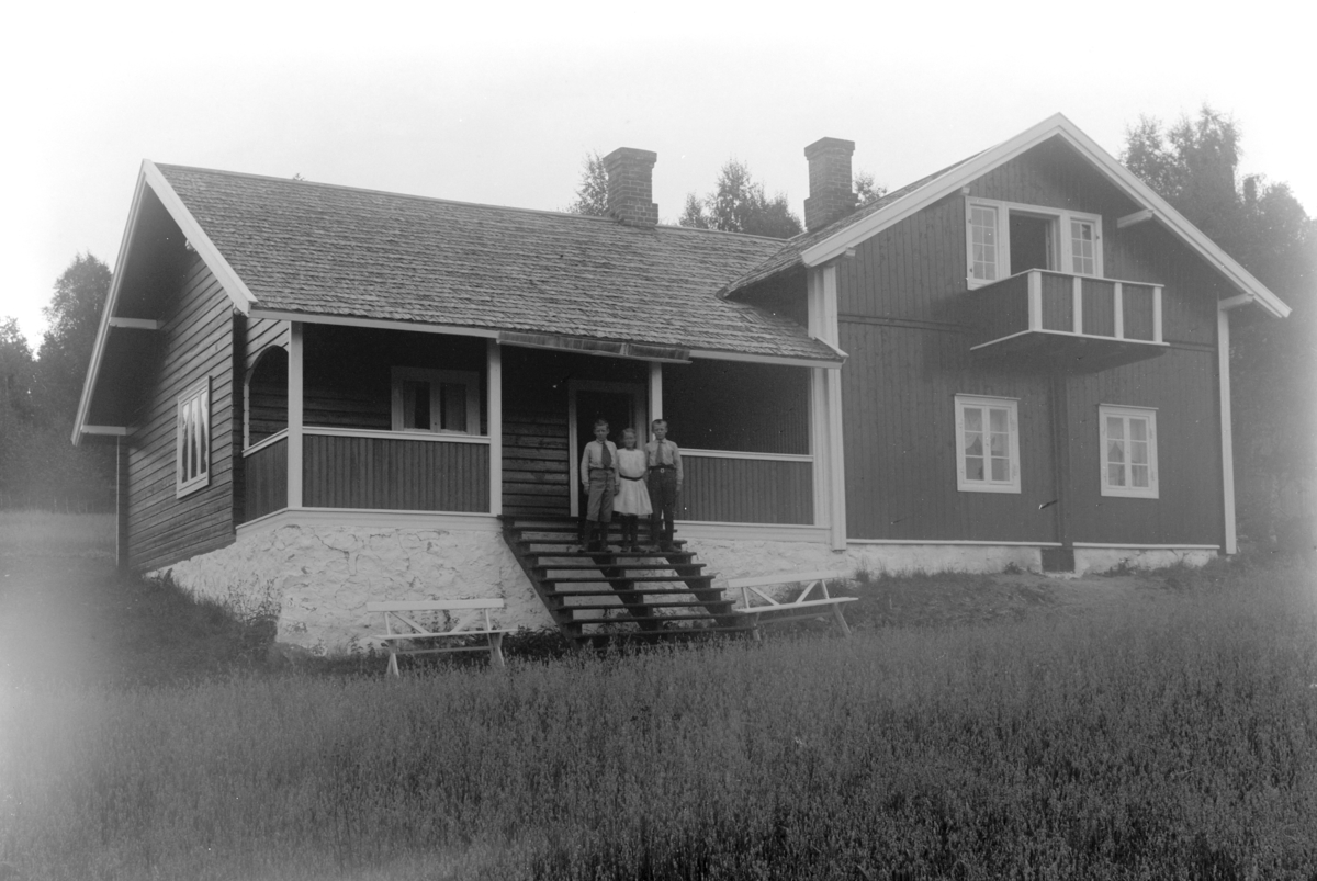 Ole Hansen Løken, ASLABAKKEN, EKSTERIØR, BARNA TIL SORENSKRIVER PETER BREDAL PÅ TRAPPA, FV. HERMANN, BA, OG HANS.