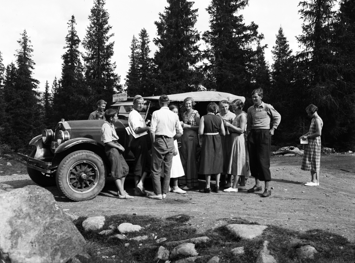 Simen Baardseth, Rutebil, Moelv - Bergundhaugen - Gamle skolla. Gunnar Grøtliens bil. Tubbi Dobloug (g. Tørud) nr. 6 f. v. Resten ukjent. D-1012.