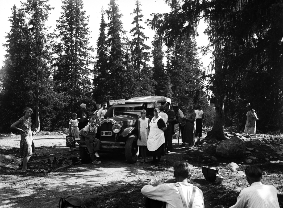 Simen Baardseth, Rutebil, Moelv - Bergundhaugen - Gamle skolla. Gunnar Grøtliens bil. Tora Trondsen t. v, de andre ukjent. D-1012. Buick 1927-28. Den tilhørte i 1930 Gunnar Grøtlien, Moelv iflg. Bilboken for Norge 1930.