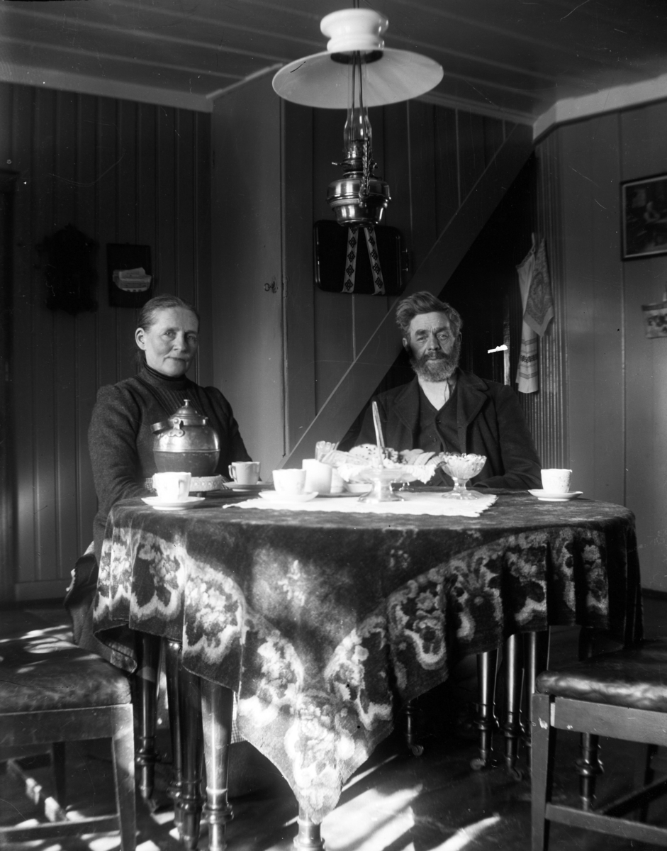 Kristian Heramb, Interiør. Andreas Heramb med kone drikker kaffe ved stuebordet.