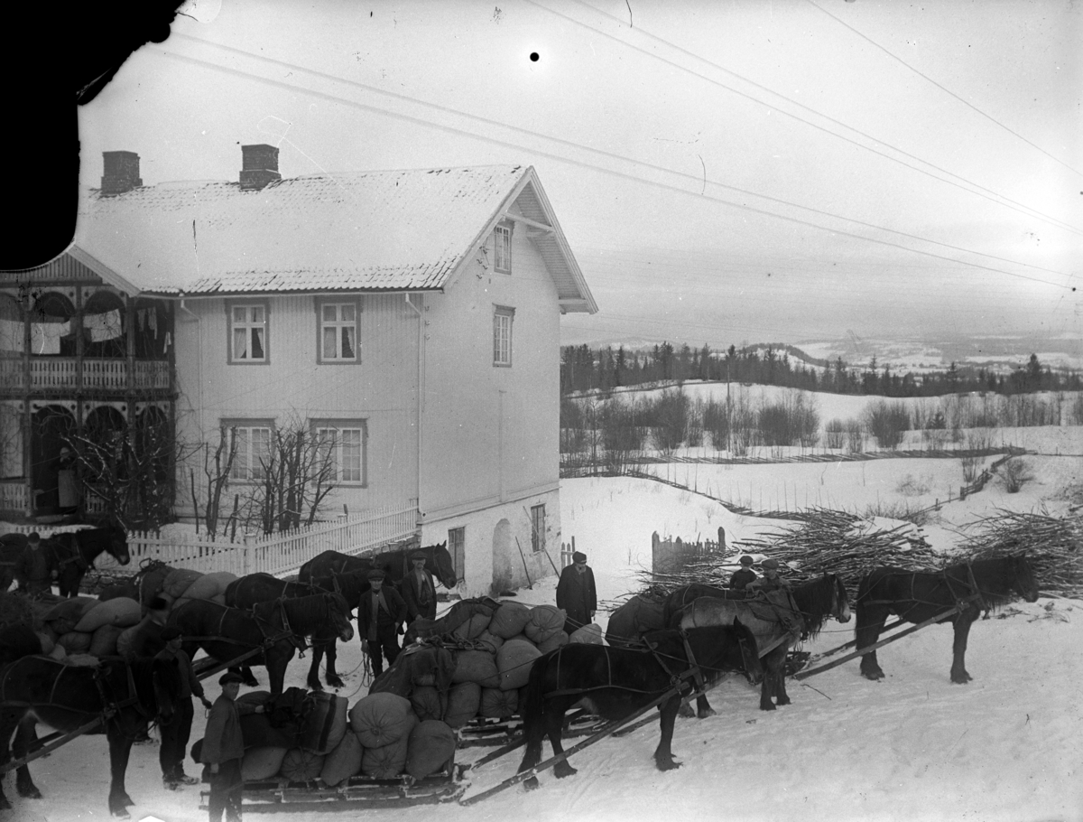 Kristian Heramb, Gårdstun, ukjent. Hester med kløvsaler og hester med store striesekker på sleden. Vinter.
