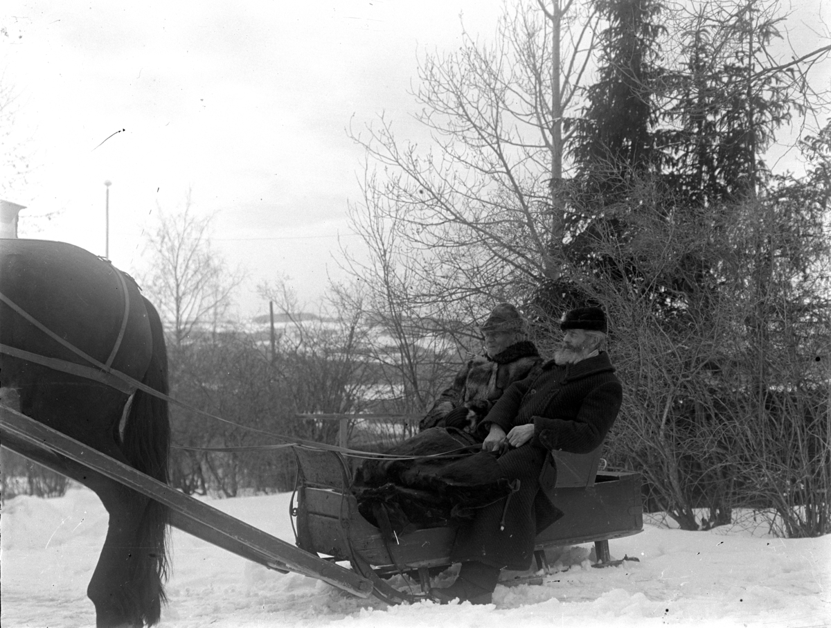 Kristian Heramb, To menn med hest og slede. Andreas Heramb til høyre.