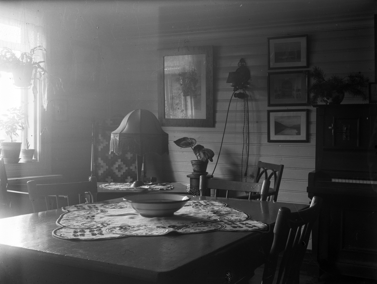 Kristian Heramb, Stueinteriør. Piano.