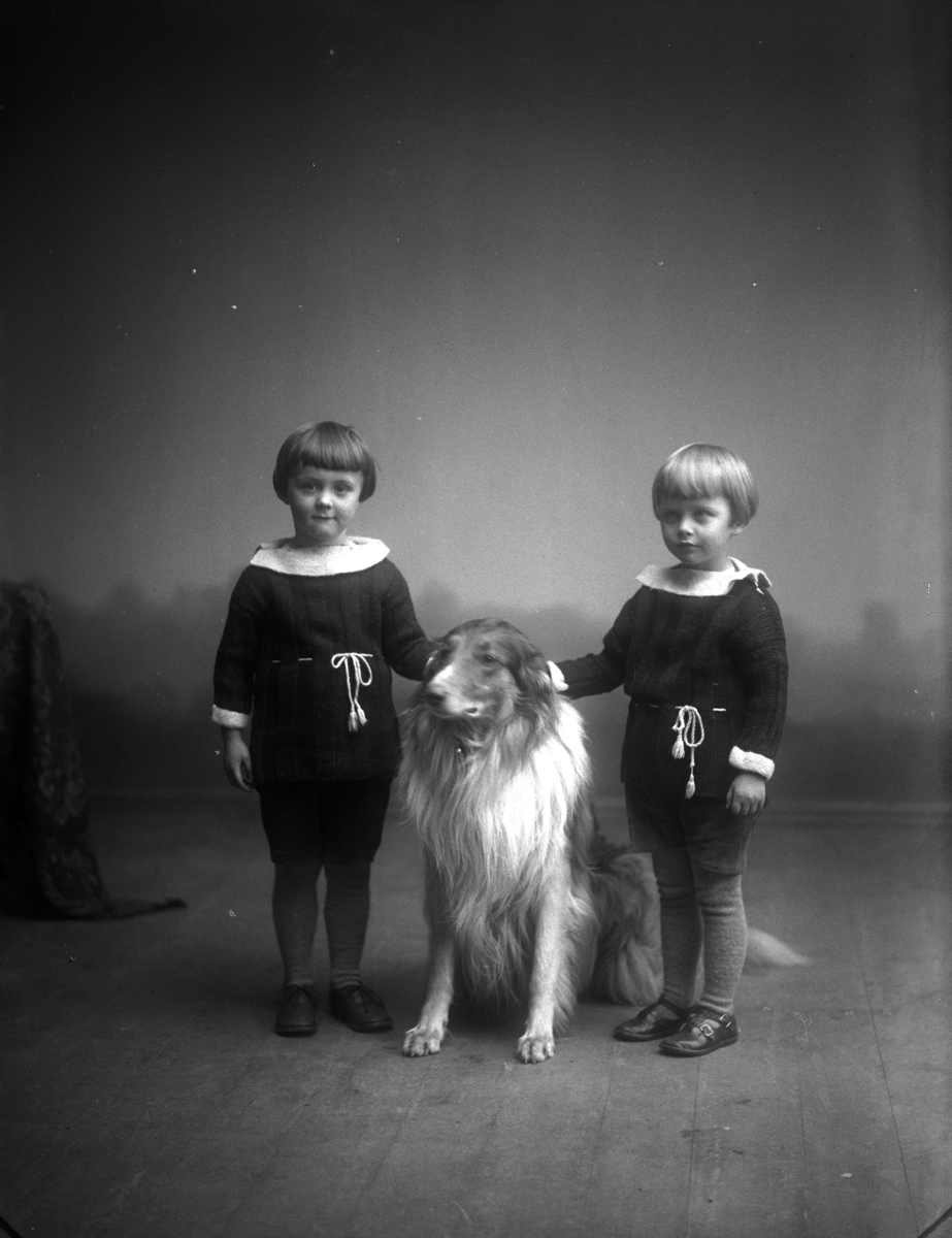 Martin Finborud, To jenter med en hund i studio.