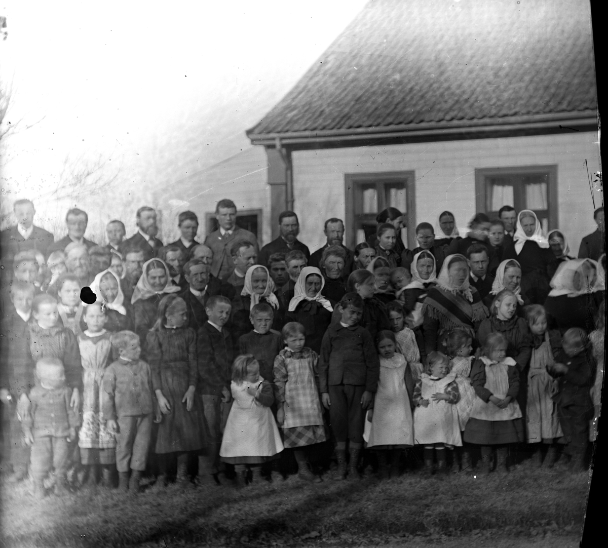 Martin Finborud, Stor gruppe kvinner, menn og barn.