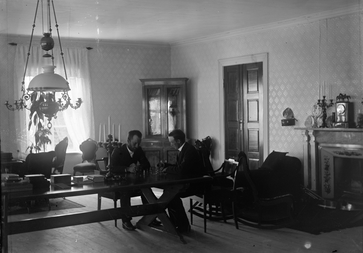 Martin Finborud, Interiør, stue. To menn spiller sjakk. Johan E. Mellbye t. h.