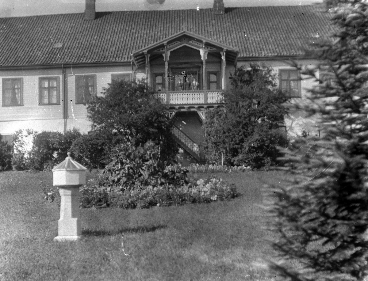 Martin Finborud, Hagen og hovedbygningen på Grefsheim gård, Nes i Ringsaker.