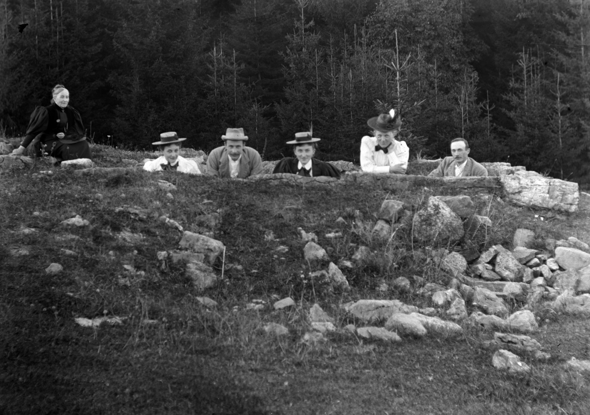 Martin Finborud, Familien Mellbye på tur. F. v. Sofie Mellbye (f Munch)? Lol Misen (f Mellbye), ?, ?, Johan E. Mellbye.