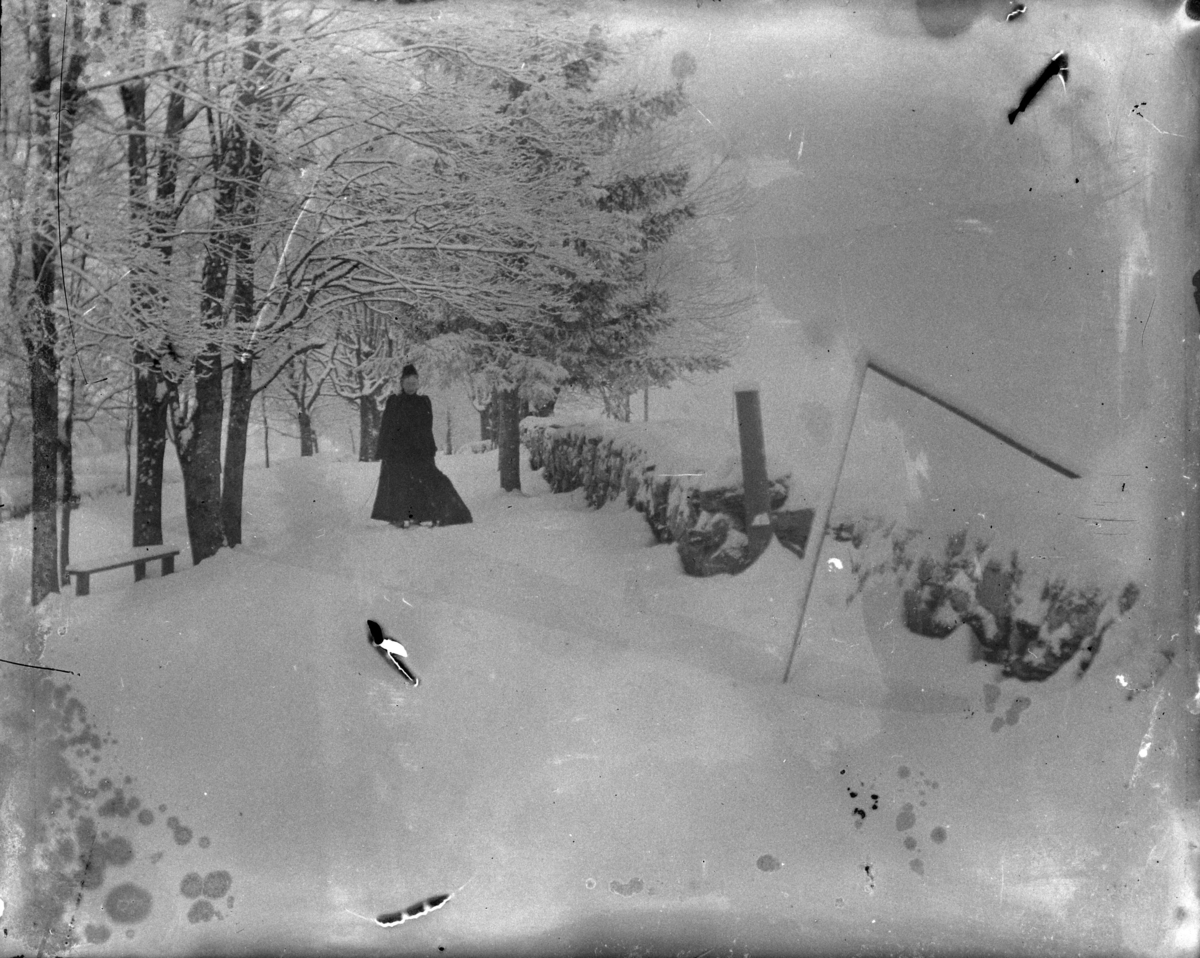 Martin Finborud, Vinter. Ukjent kvinne ved et steingjerde langs en vei.