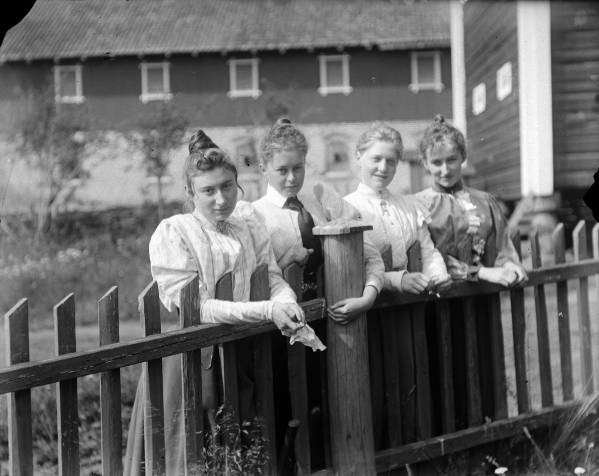 Martin Finborud, Fire kvinner ved et stakittgjerde. Sofie Pihl (f Mellbye) nummerr to fra venstre. På Grefsheim, Nes, Hedmark.