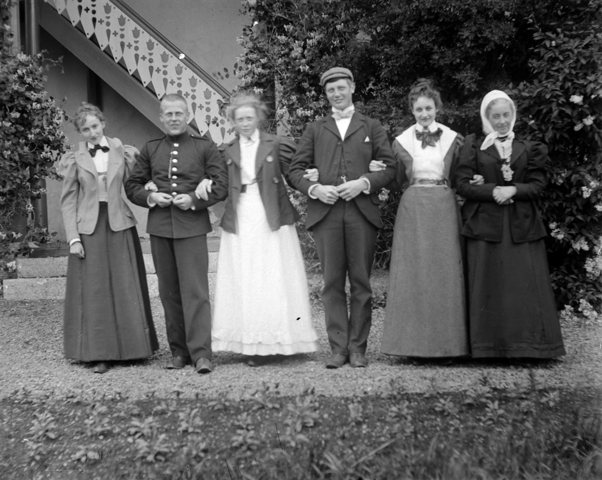 Martin Finborud, Gruppe 6. Fire kvinner og to menn. En i uniform. På Grefsheim, Nes, Hedmark?