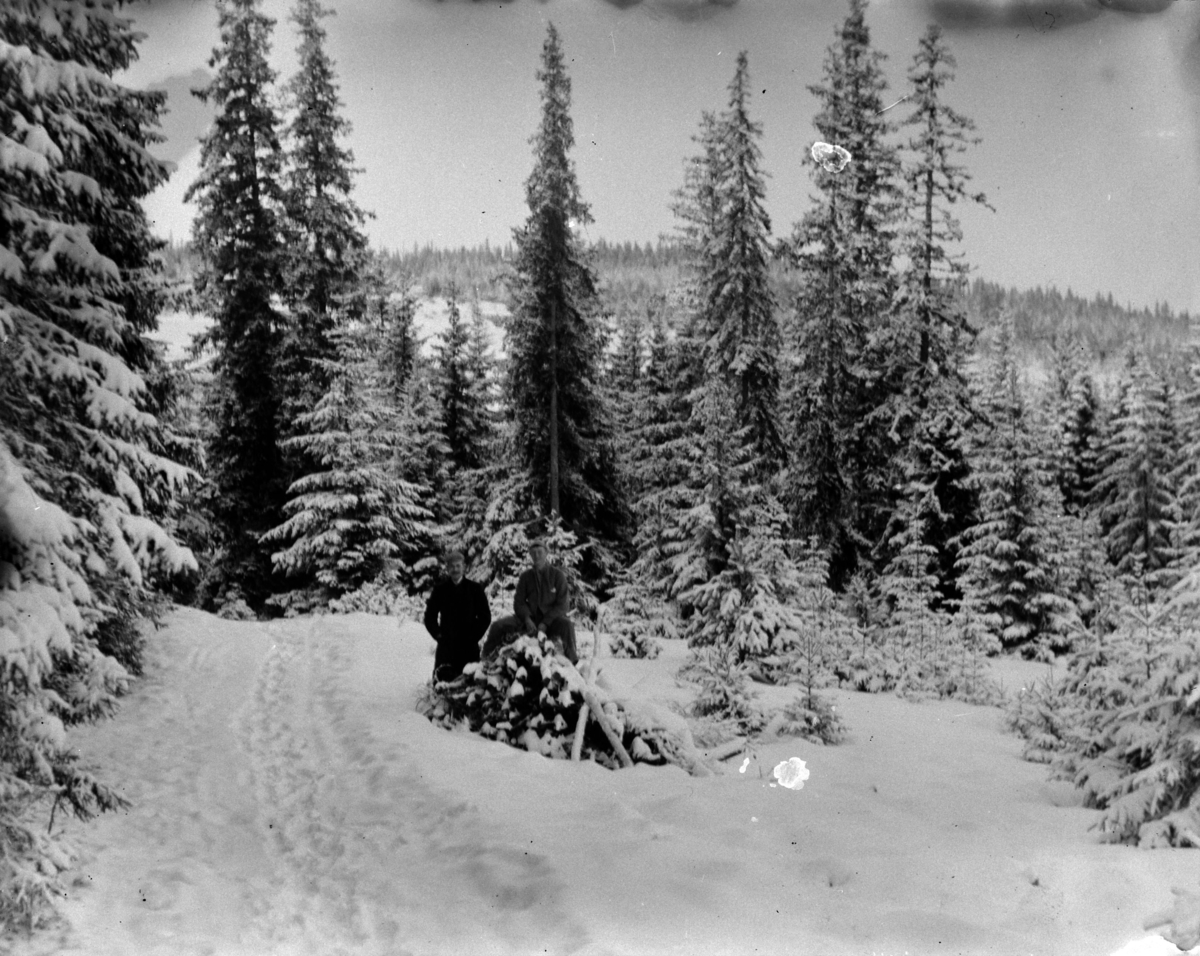 Martin Finborud, Eksteriør, skog, vinter. To ukjente menn.
