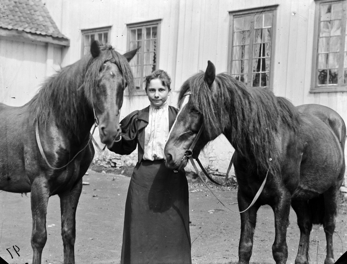 Jacob Tollesen Hoel, Hovinsholm gård, Helgøya i Ringsaker. Lucy Hoel med to hester på indre gårdsplass. Foto Jacob Hoel 1897.