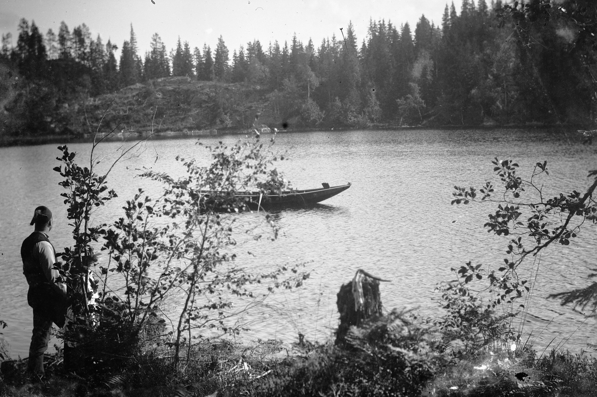 Hans Emil Erichsen, Robåt ute på vannet. Dame og mann i forgrunnen.