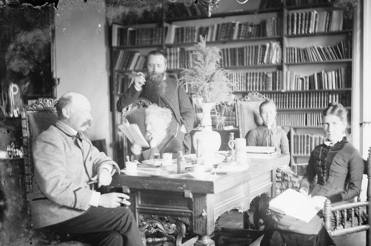 Hans Emil Erichsen, Gruppe ukjente kvinner og menn rundt kaffebord. Røyker og leser bøker.