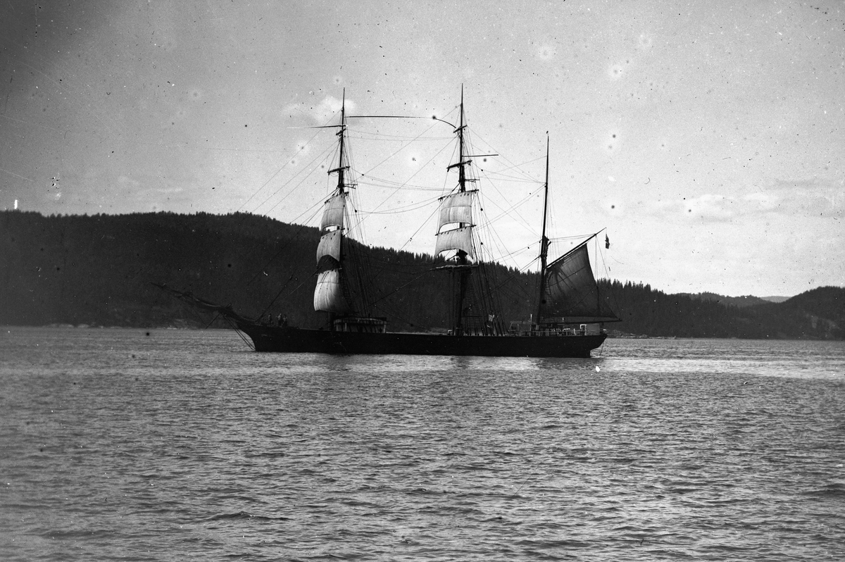 Hans Emil Erichsen, Seilbåt. Ukjent sted.