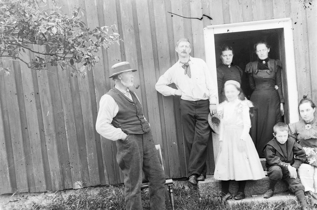Hans Emil Erichsen, Gruppe ukjente barn og voksen utenfor hus.