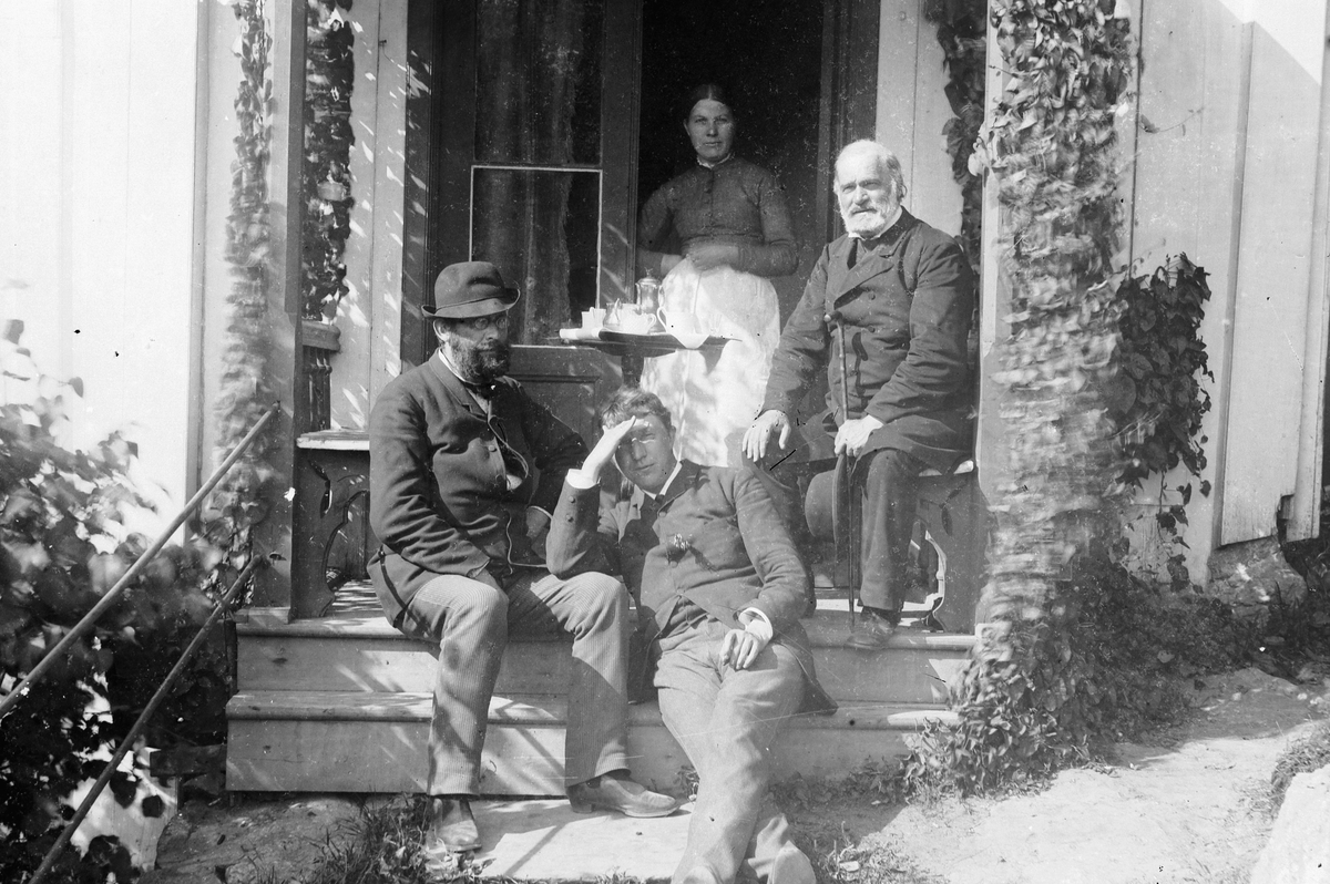 Hans Emil Erichsen, 3 menn og en kvinne på veranda. Kaffebord. Ukjente.