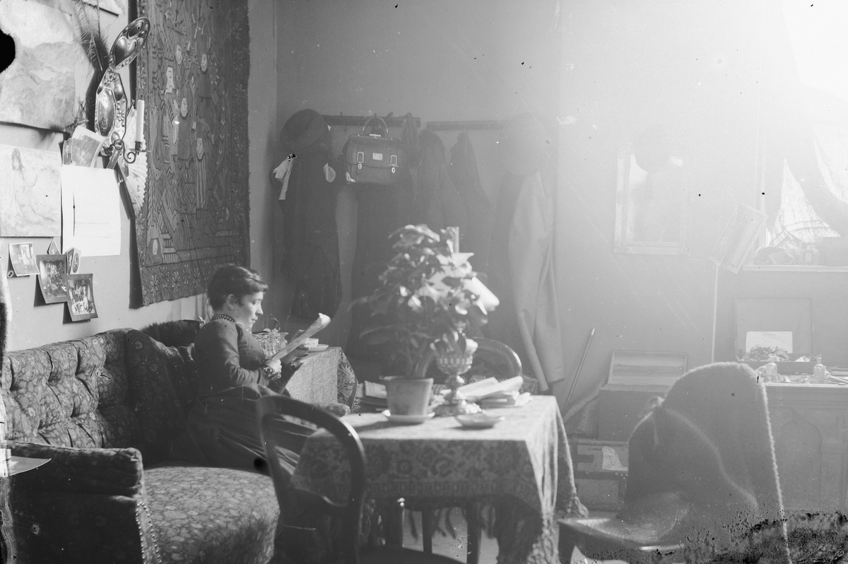 Hans Emil Erichsen, Interiør fra stue. Kvinne leser. Tante Aurora.