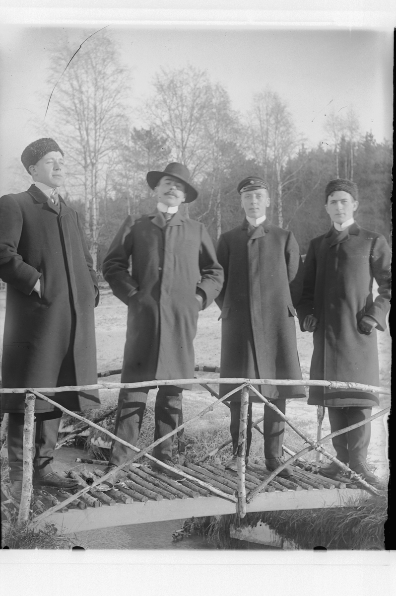 Hans Emil Erichsen, 4 ukjente menn på bro. Nummer 2 fra venstre trolig Ludvig Skramstad.