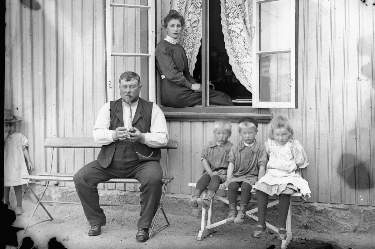 Hans Emil Erichsen, Gruppe ukjente barn og voksne. Mann røker langpipe.
