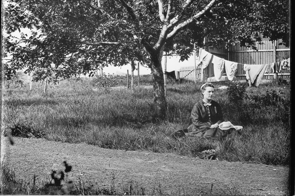 Hans Emil Erichsen, Jacobine Karine Erichsen (født Hovland 1844). I eplehagen 1865.