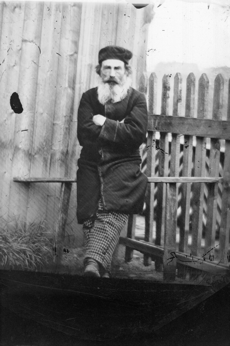 Hans Emil Erichsen, Arbeider ved bruket hos brukseier Edvard Erichsen, Øvre Schultzehaugen, Kristiania.