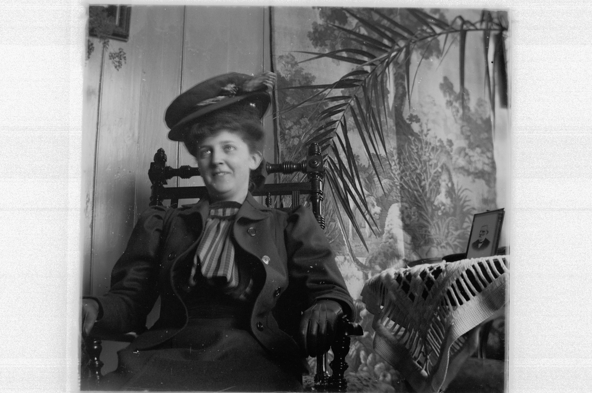 Hans Emil Erichsen, Ingrid Erichsen? (hjemme) med hatt.
