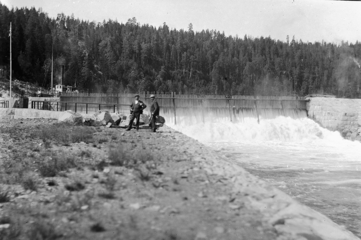 Hans Emil Erichsen, To ukjente menn ved Hogga sluse, Bandakkanalen, Telemark.