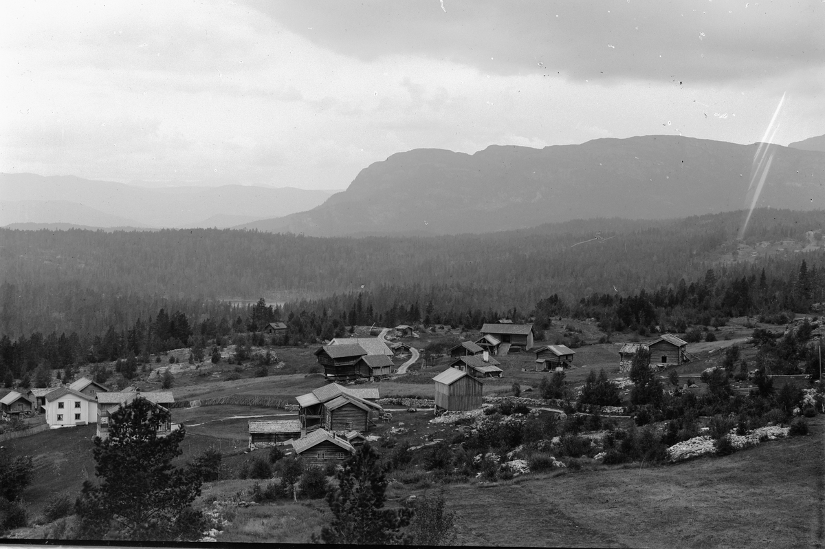Hans Emil Erichsen, Bolkesjø, Notodden kommune. Mye gammel bebyggelse.