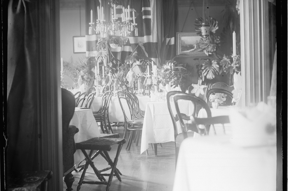 Hans Emil Erichsen, Interiør i Aasgården, Hamar. Festsalen for sølvbryllup. Tredjeprest Erichsen og frue.
