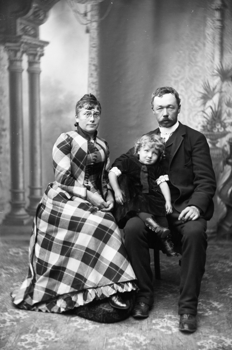 Hans Emil Erichsen, Vincentia Sofie Emma Guidotti Skramstad (1852-1944) og Ludvig Skramstad (1855-1912) med datteren Karen (1891-1956).