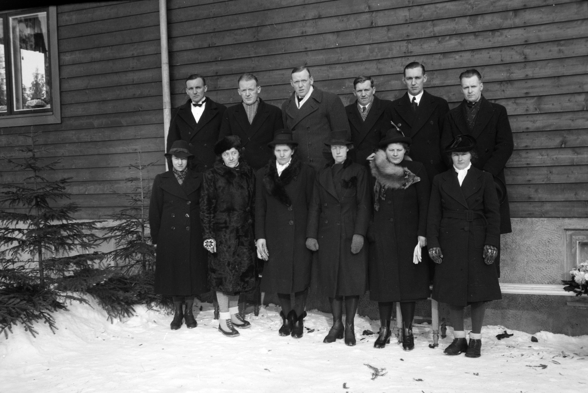 Håkon Prestkværn, Begravelse. Olafsen 1946. Gruppe etterlatte slektninger