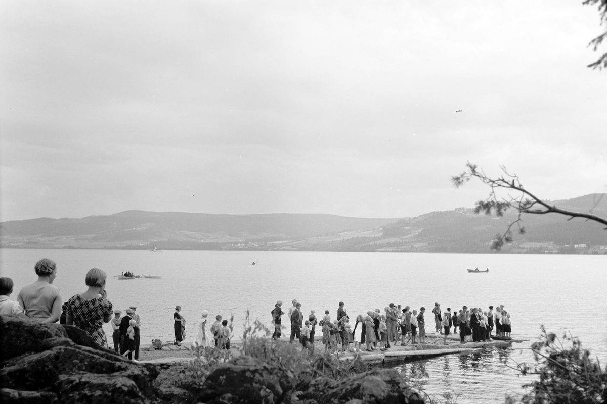 Håkon Prestkværn, Stor gruppe mennesker på Moelv Brygge ved Mjøsa. Skibladner i bakgrunnen med noen robåter.