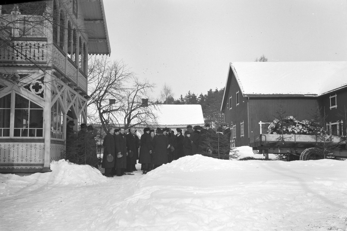 Håkon Prestkværn, Begravelse Olafsen 1946. Kisten plassert på lasteplan. Pyntet med blomster og granbar. Begravelsesfølge.